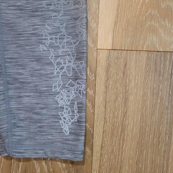 R8 Women's Heather grey leggings with reflective pattern on the sides size Med - Picture 9 of 9